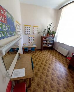 Кабинет учителя-логопеда оборудован необходимой мебелью, учебными пособиями для проведения коррекционной работы с детьми, имеющими речевые нарушения.