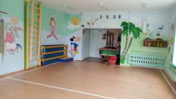Физкультурный зал структурного подразделения детский сад "Лучик" предназначен для проведения физкультурных занятий, праздников, развлечений для воспитанников, в том числе для детей с ограниченными возможностями здоровья, детей-инвалидов.